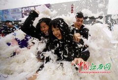 南昌國(guó)展中心上演枕頭大戰(zhàn)