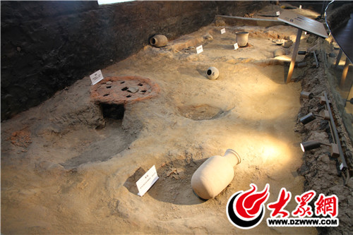 館內(nèi)現(xiàn)有藏品850余件，全面展現(xiàn)了東夷文化的輝煌成就與發(fā)展脈絡