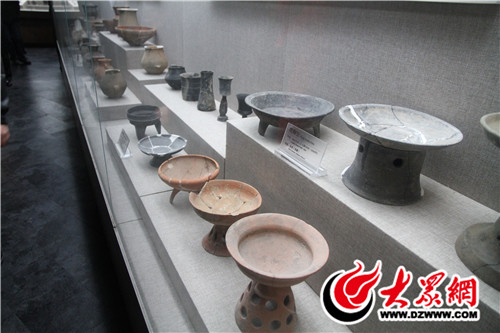 東夷文化博物館館內(nèi)現(xiàn)有藏品850余件，品類豐富，特色突出