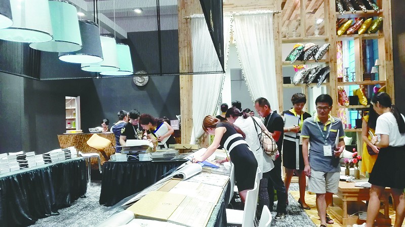 作為國內領先的中高端生活用品市場專業展會——中國（上海）國際時尚家居用品展覽會（簡稱“上海時尚家居展”）今年邁入第十個年頭，將于9月20日～22日在上海新國際博覽中心舉行。上一屆展會參展商數量創歷史紀錄，共吸引來自14個國家和地區的379家參展企業參展。上海時尚家居展作為國內家居及生活用品行業久富盛名的品牌盛會，來自國內外的知名行業巨頭均紛紛確定本屆繼續參展。